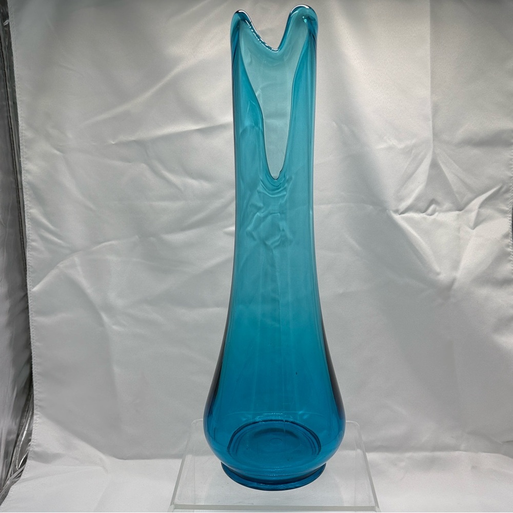 Elegant Teal Glass Vase for Contemporary Spaces - Picture 4 of 10
